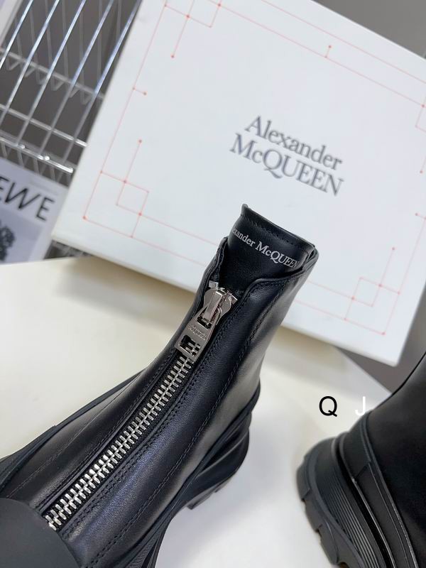 Alexander McQueen Tread Slick Leather Boot in Black - Image 6