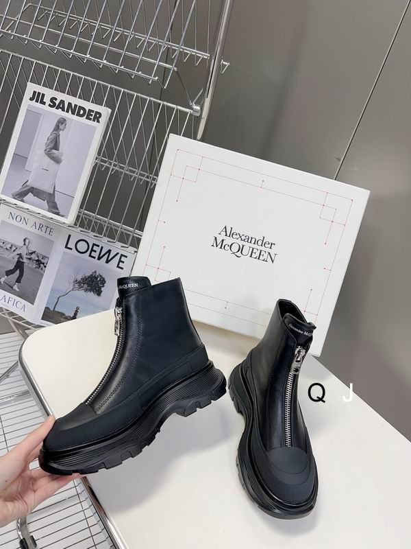 Alexander McQueen Tread Slick Leather Boot in Black - Image 4