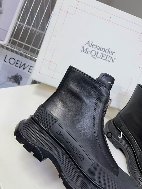 Alexander McQueen Tread Slick Leather Boot in Black - Image 5