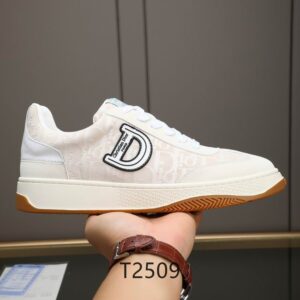 Side view of a white and beige DIOR B27 low-top sneaker featuring Oblique canvas panels and a circular "D" logo patch on a gum rubber sole.