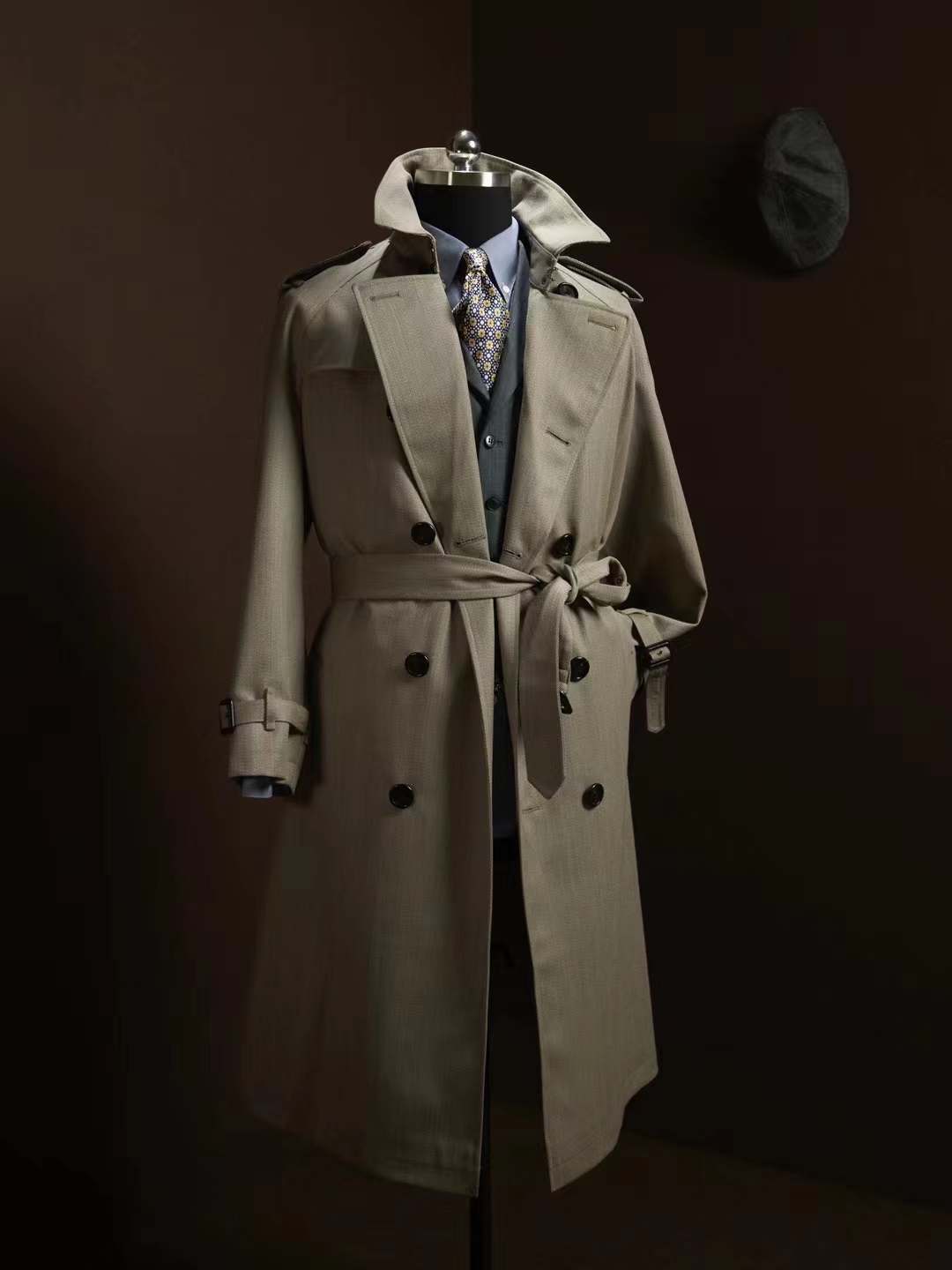 Men's classic beige double-breasted trench coat made of 100% pure wool.