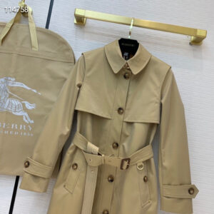 Single-breasted women's trench coat in Archive Beige with fly-front closure and iconic check lining. Camden Car Coat style.