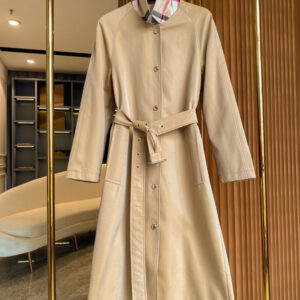 Single-breasted unisex Car Coat in Honey/Archive Beige with fly-front closure and iconic check lining. Mid-length coat.