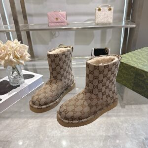 A pair of Gucci Beige GG Canvas Snow Boots with tan monogram fabric and thick cream fur lining.