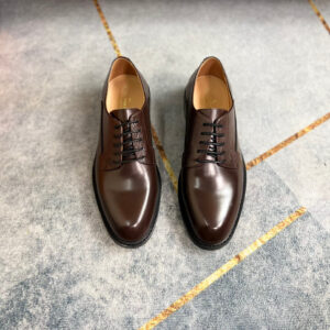 image of a brown Louis Vuitton Kensington Derby shoe showing the transition between smooth leather and textured Epi leather.