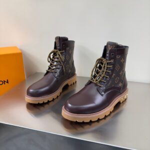 Side shot of the mahogany leather grain and the iconic floral motifs on the tan lug sole.