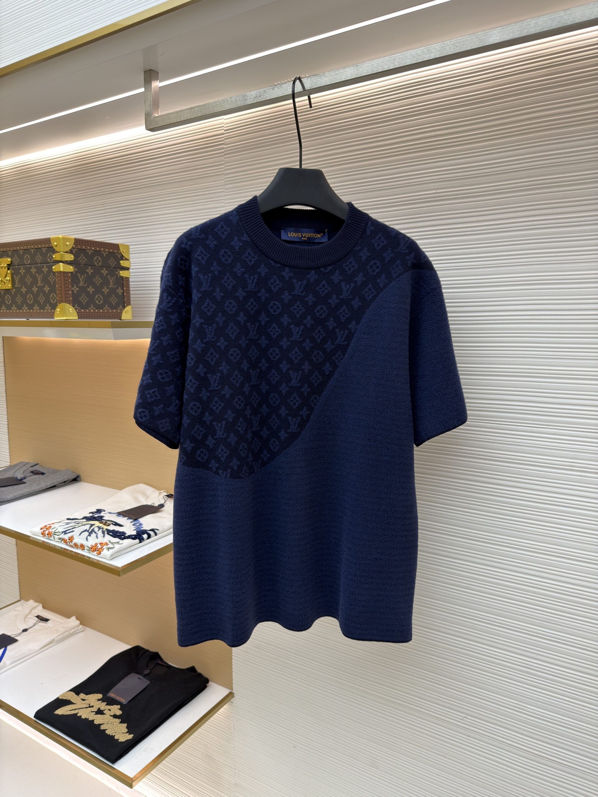 Disclaimer: This product is inspired by the brand and is not an original piece from the manufacturer. It is designed to offer a similar high-end aesthetic and quality at a competitive price point.